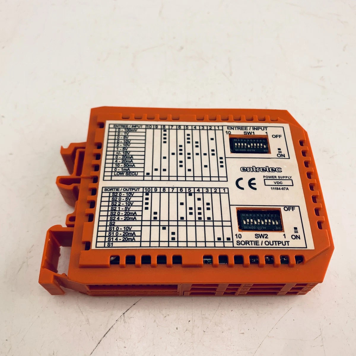 Entrelec markasına ait DIN ray tip sinyal dönüştürücü